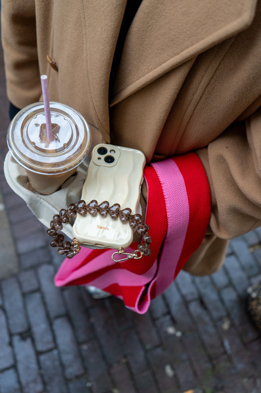 Nools phonecase botergeel kleurrijk telefoonhoesje statement accessoire vrouwen
Nools phonecase butter yellow colourful phone case statement accessory women