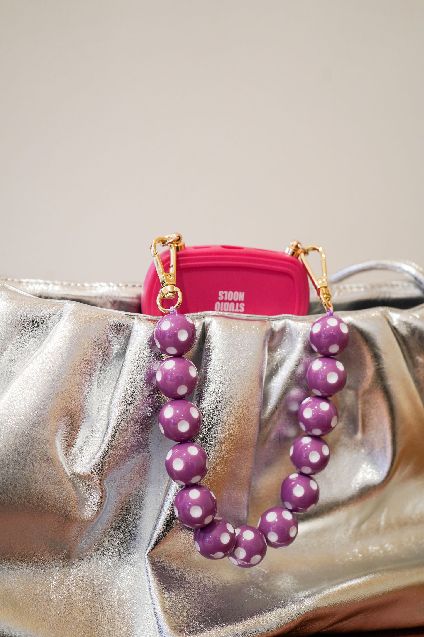Polka phone cord paars polkadot telefoonkoord statement accessoire Nools vrouwen
Polka phone cord purple polkadot beaded phone cord statement accessory Nools women
