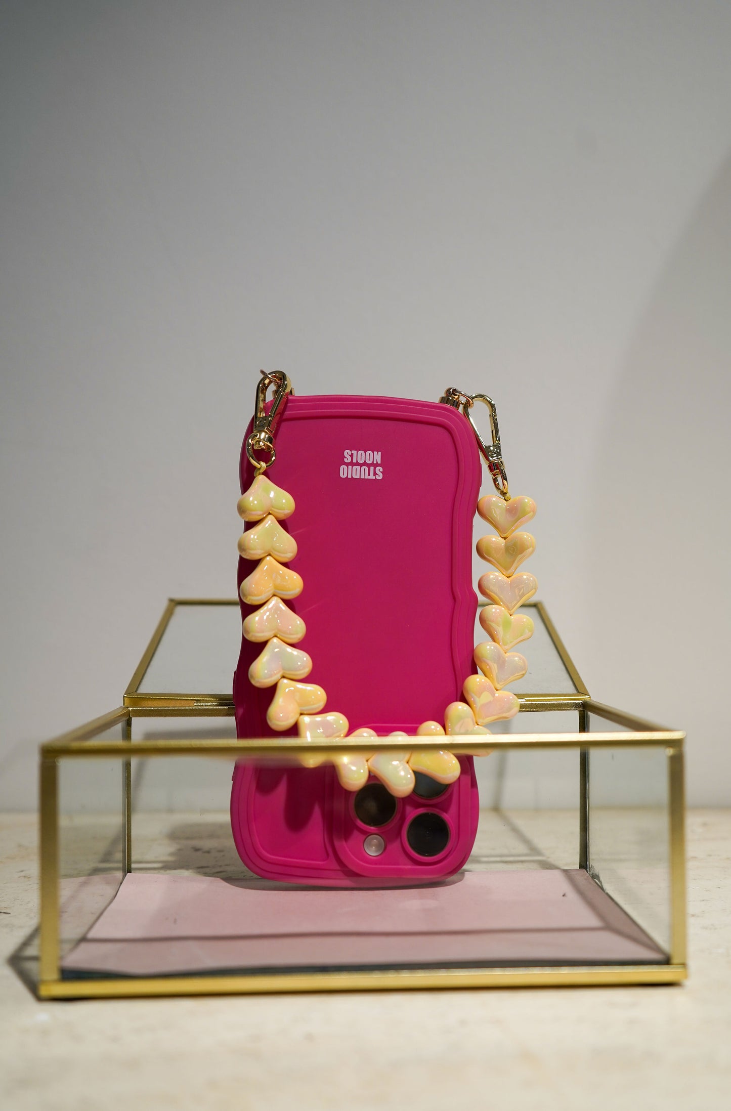 Heart phone cord shiny botergeel glanzend hartjes telefoonkoord statement accessoire Nools
Heart phone cord shiny butter yellow glossy heart phone cord statement accessory Nools