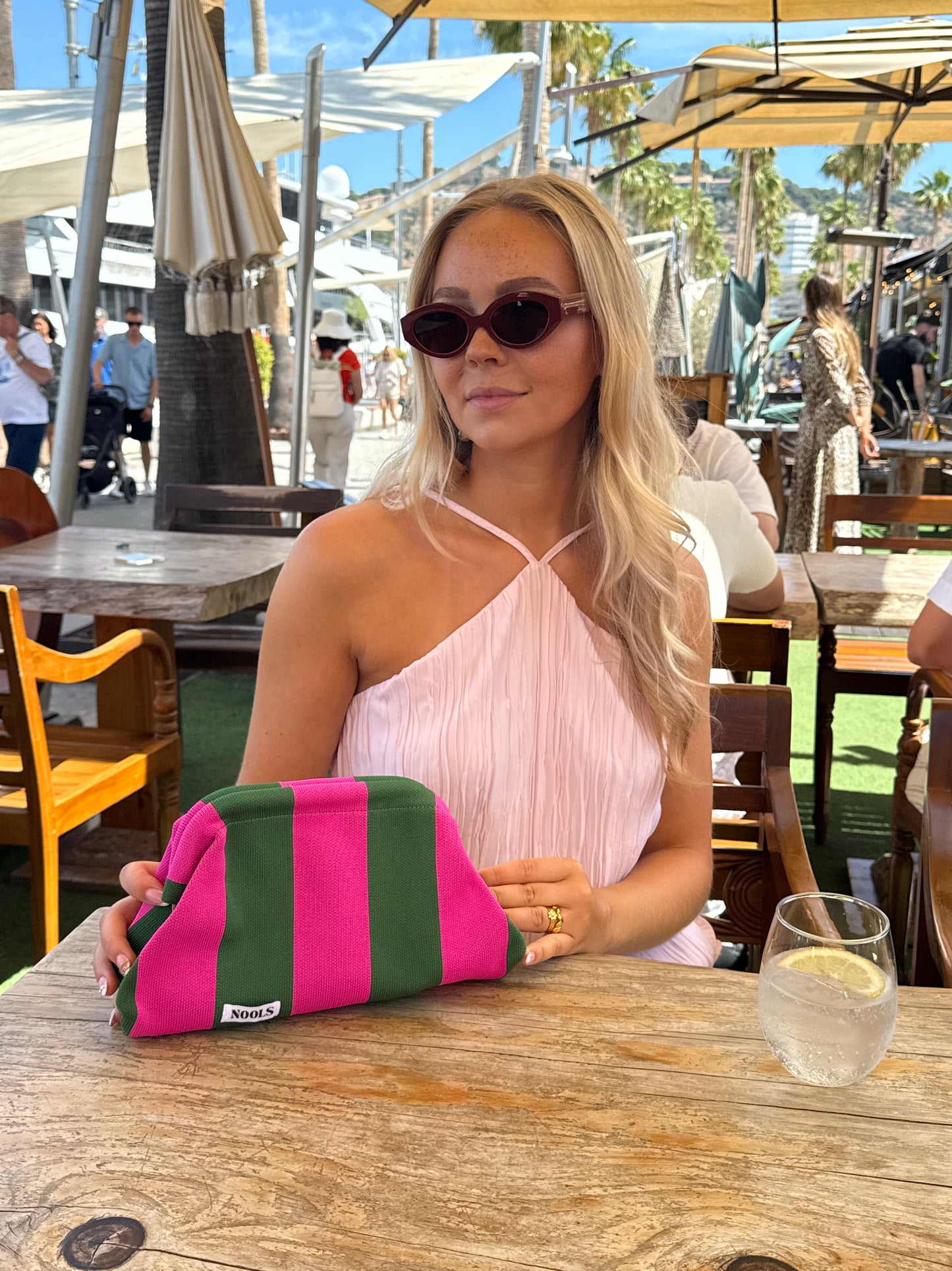 Nools clutch strepen groen roze handgemaakte statement clutch bold accessoire vrouwen
Nools clutch stripe green pink handmade statement clutch bold accessory women