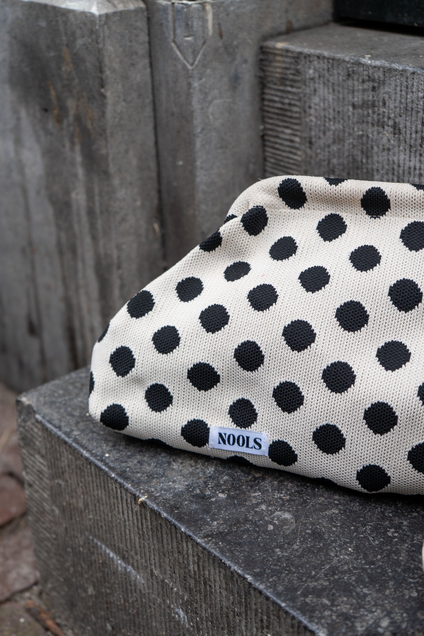 Nools clutch polkadot handgemaakte statement clutch kleurrijke accessoire vrouwen
Nools clutch polkadot handmade statement clutch colourful accessory women