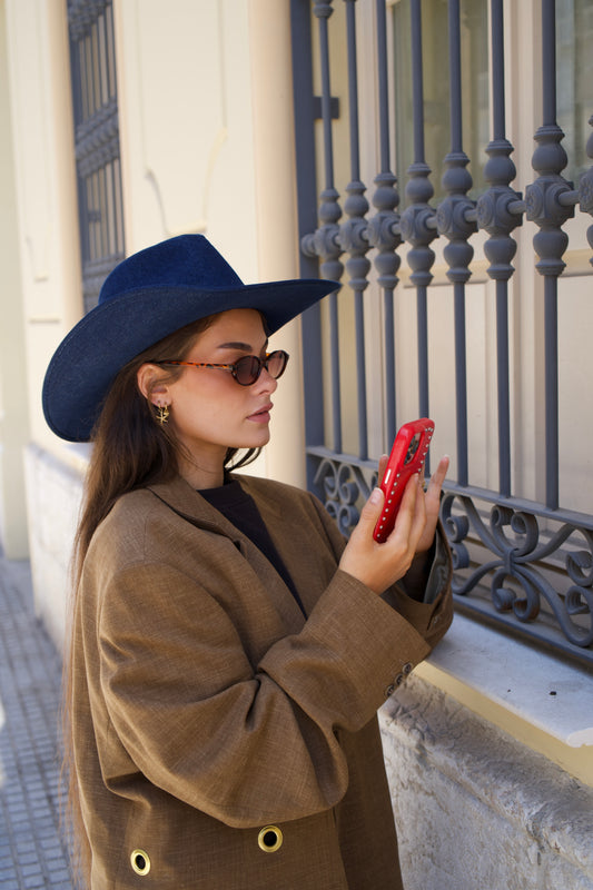Nools studs phonecase bold telefoonhoesje handgemaakt statement accessoire vrouwen

Nools studs phonecase bold handmade phone accessory statement piece women
