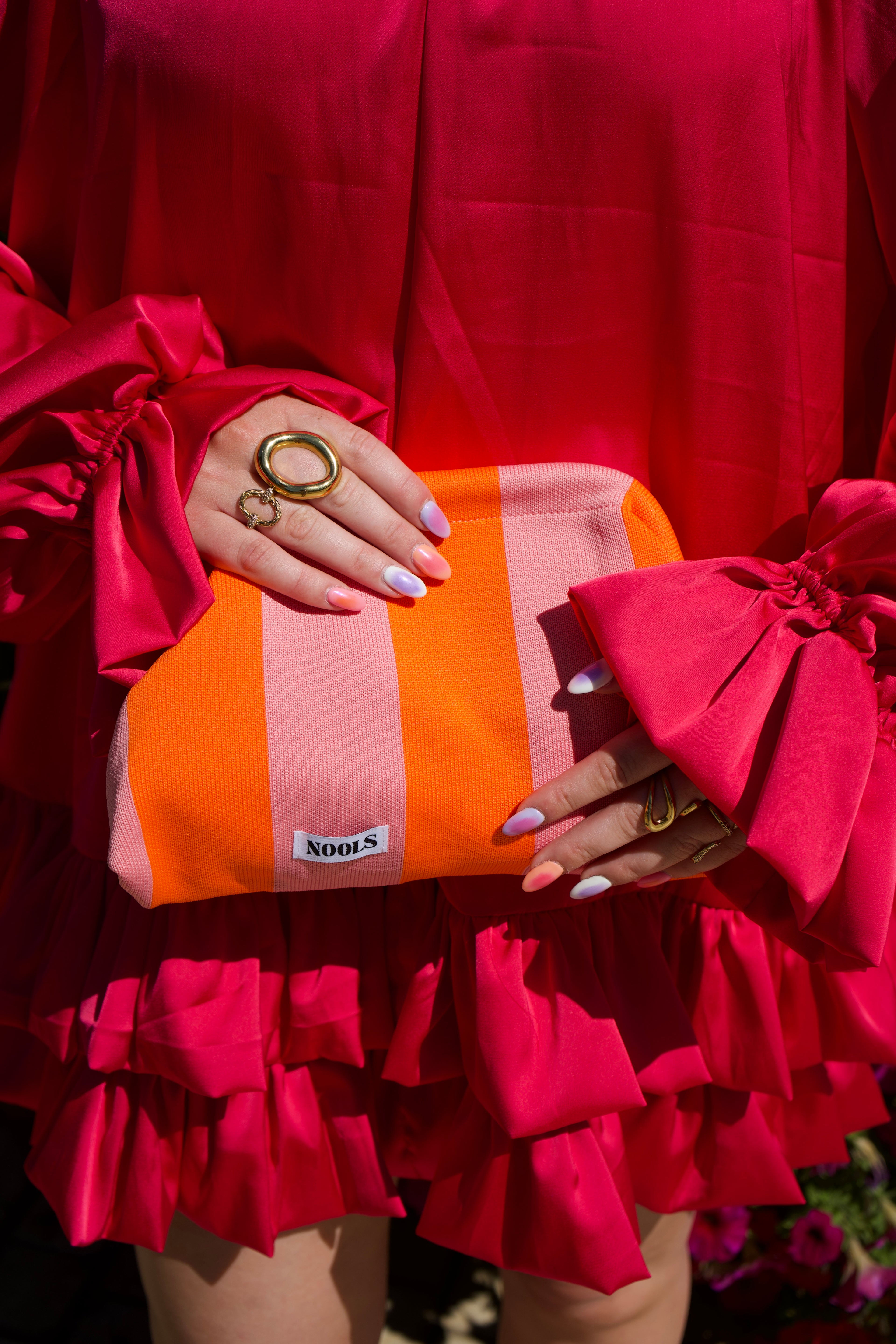 close up clutch strepen roze en oranje. zomerse clutch 