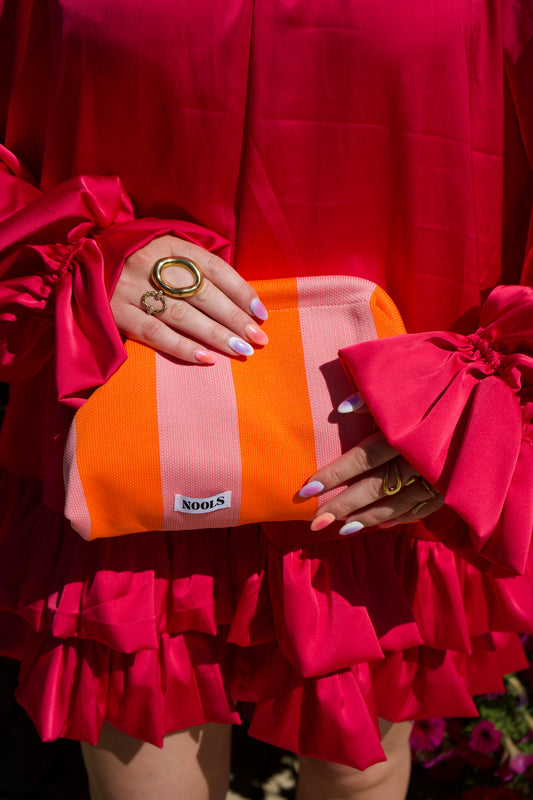 close up clutch strepen roze en oranje. zomerse clutch 