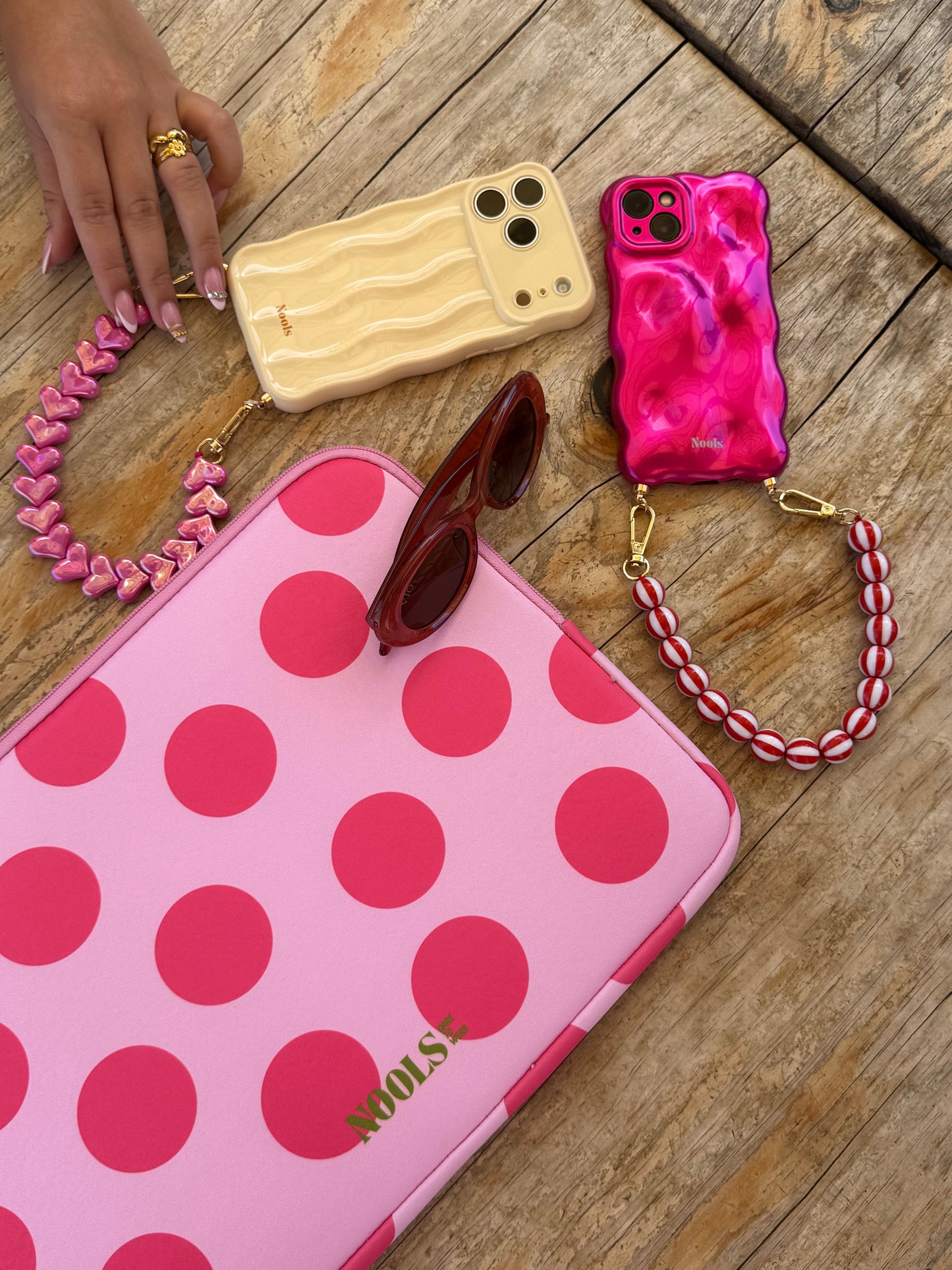Candy phone cord rood snoepkralen telefoonkoord statement accessoire Nools vrouwen

Candy phone cord red candy beaded phone cord statement accessory Nools women